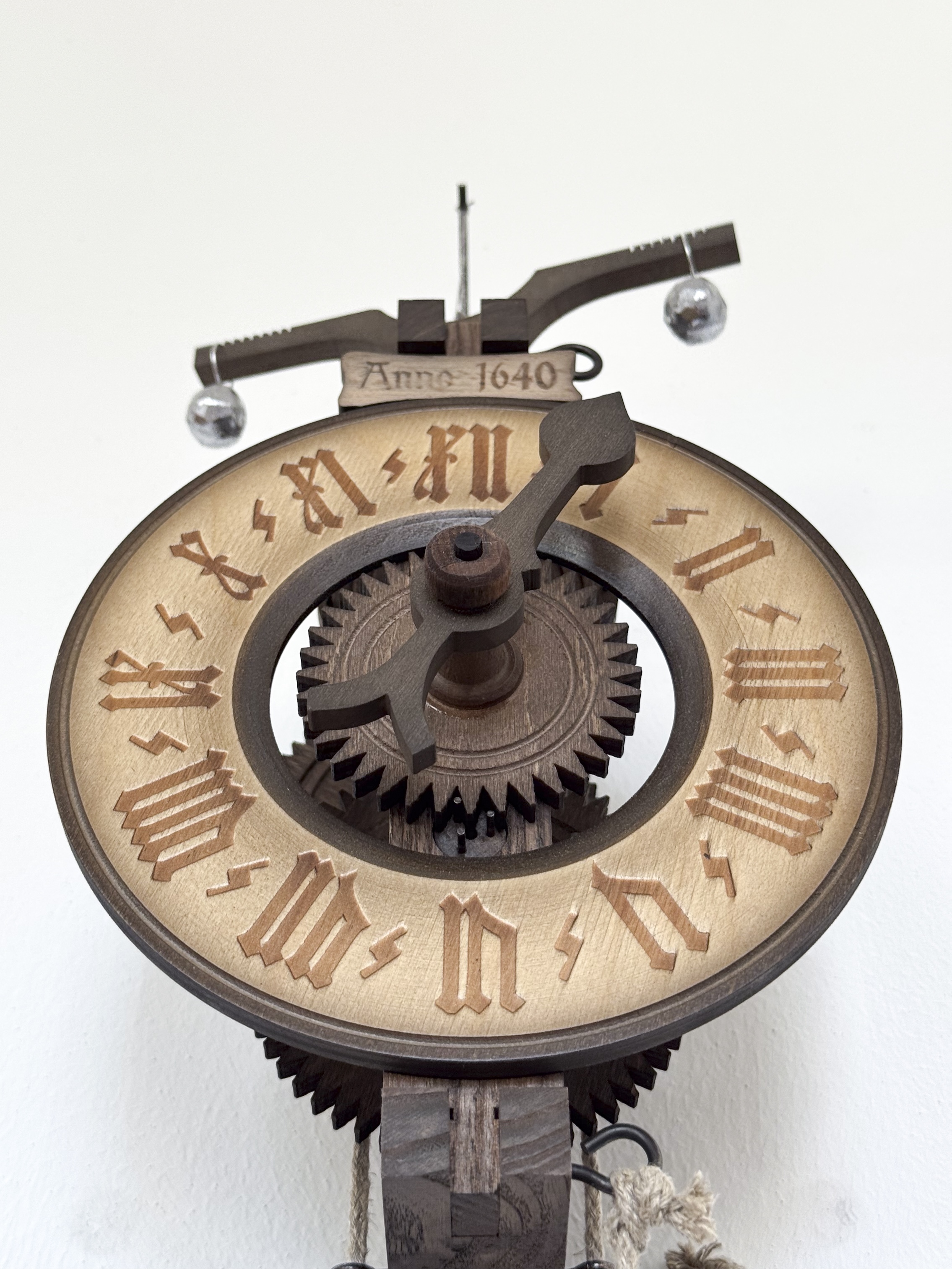 TRADITION Holzräderuhr mit Waagbalken "Anno 1640"