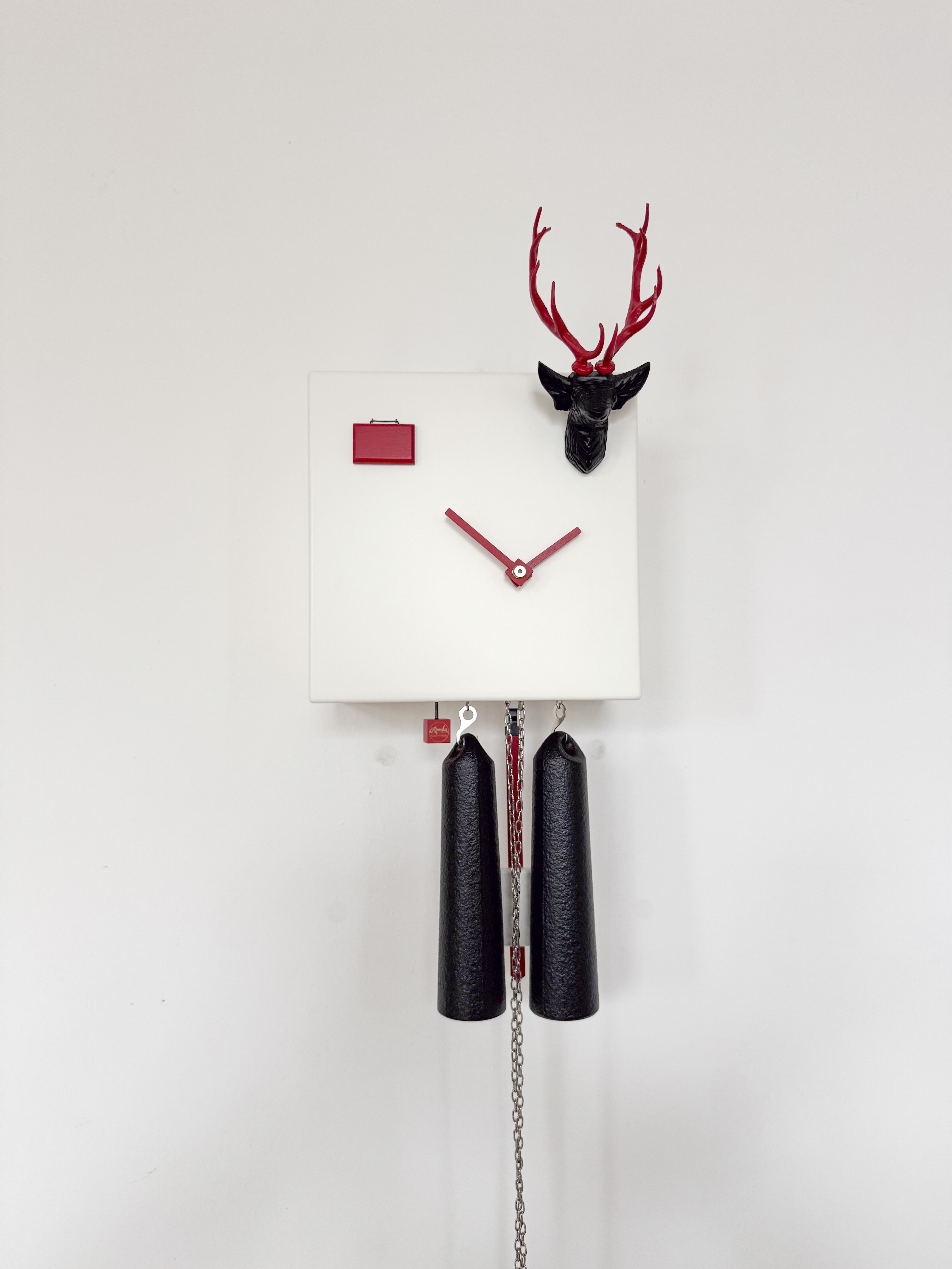 KUBUS - Design Kuckucksuhr (weiß) mit Hirschkopf Rombach & Haas