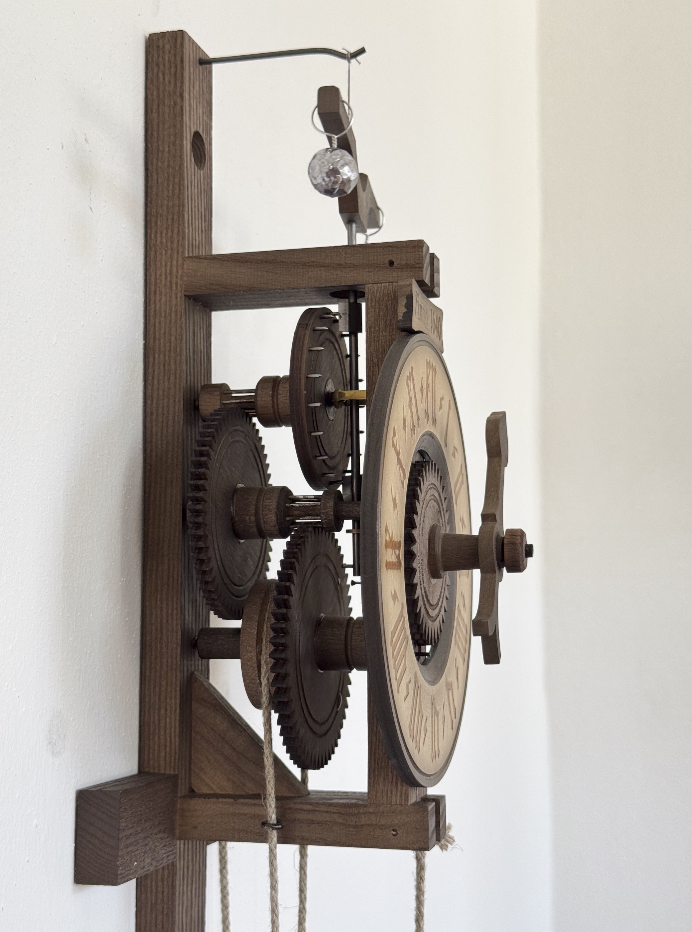 TRADITION Holzräderuhr mit Waagbalken "Anno 1640"