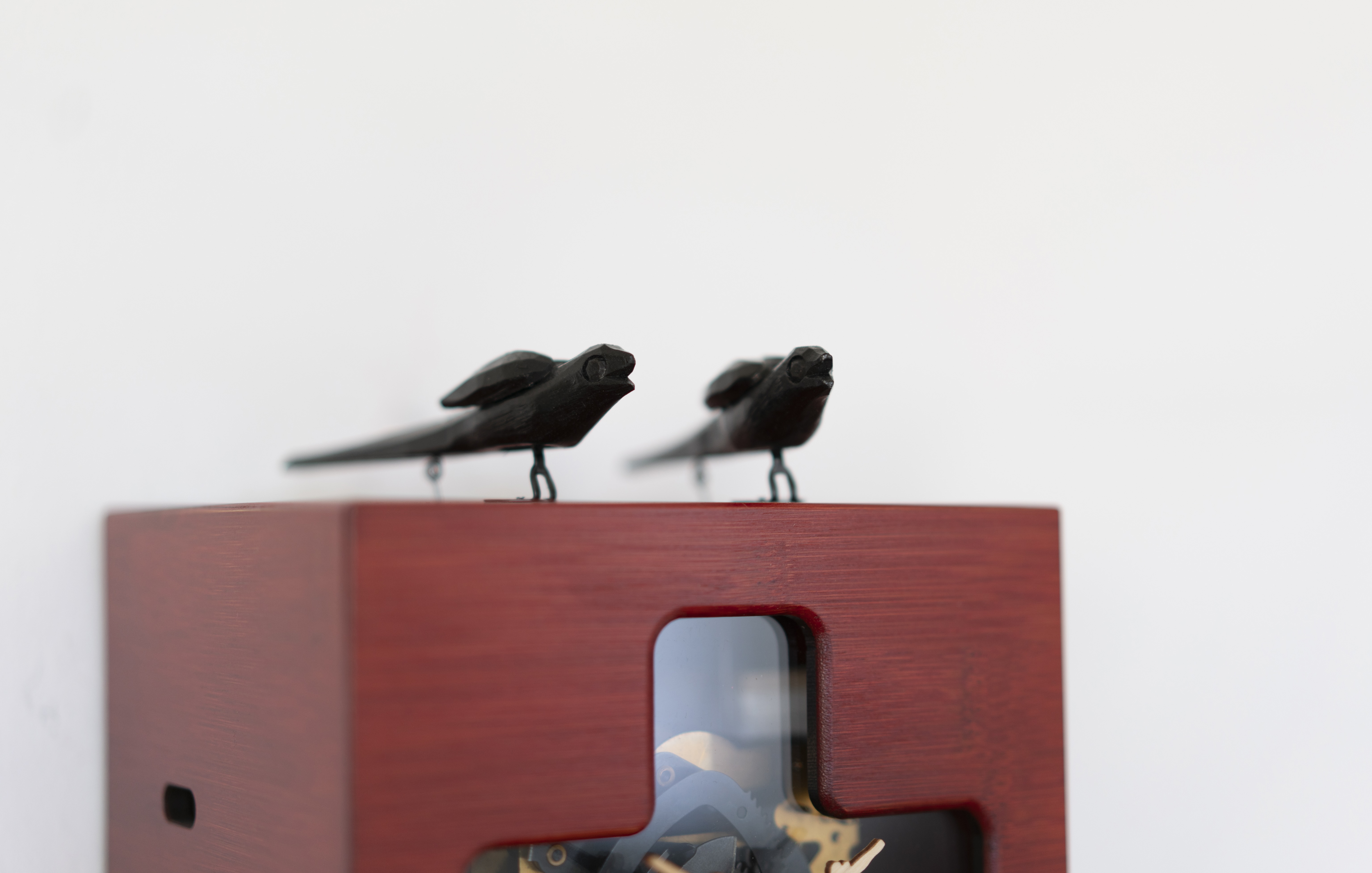 DUETT - Design Kuckucksuhr (rot / Einblick in die Mechanik) Rombach & Haas